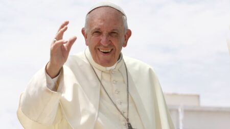 El papa Francisco pasó una noche tranquila y mostró una leve mejoría tras 25 días hospitalizado imagen-3