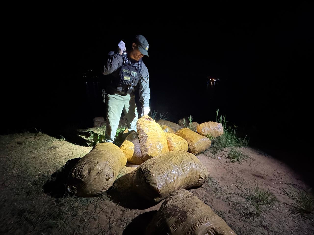 Secuestran en el Alto Paraná más de una tonelada de marihuana imagen-4