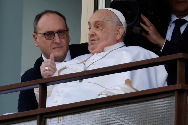 El médico que trató al papa Francisco en el hospital Gemelli: “Hubo que elegir entre dejarlo ir o probar con todo” imagen-22