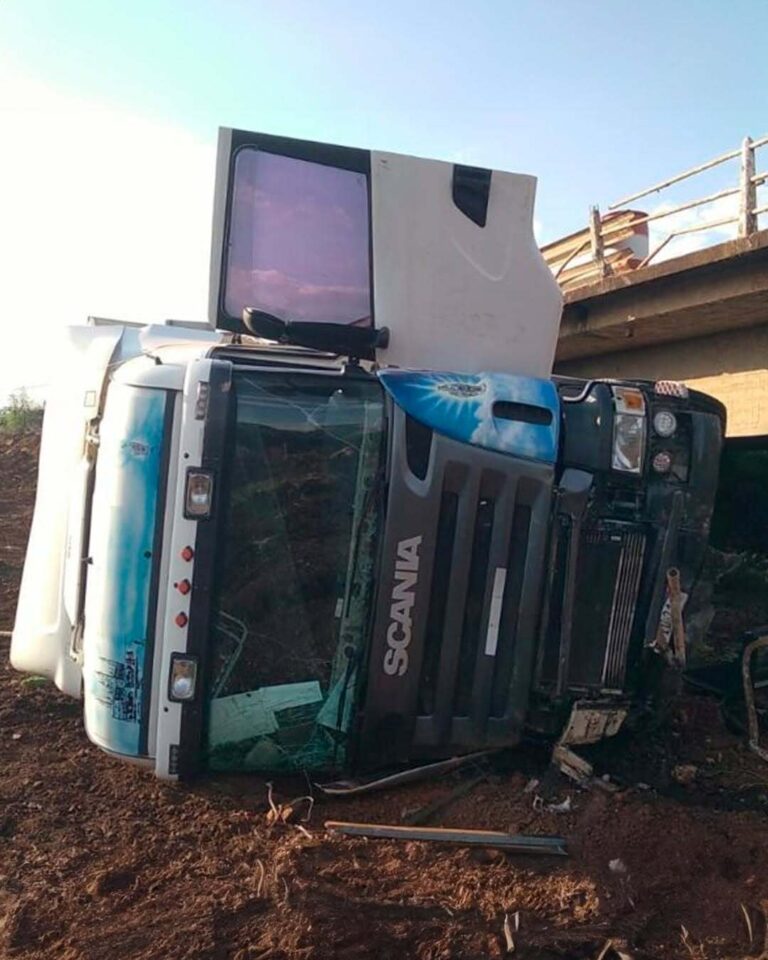 Un conductor se salvó tras despiste de su camión en Garupá: Perdió el control al agacharse a buscar agua imagen-23