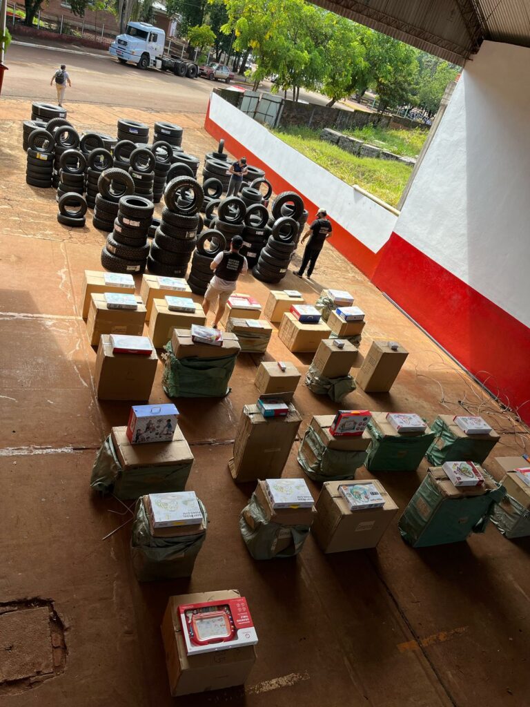 Policías secuestraron 55 millones de pesos en contrabando en Jardín América imagen-17