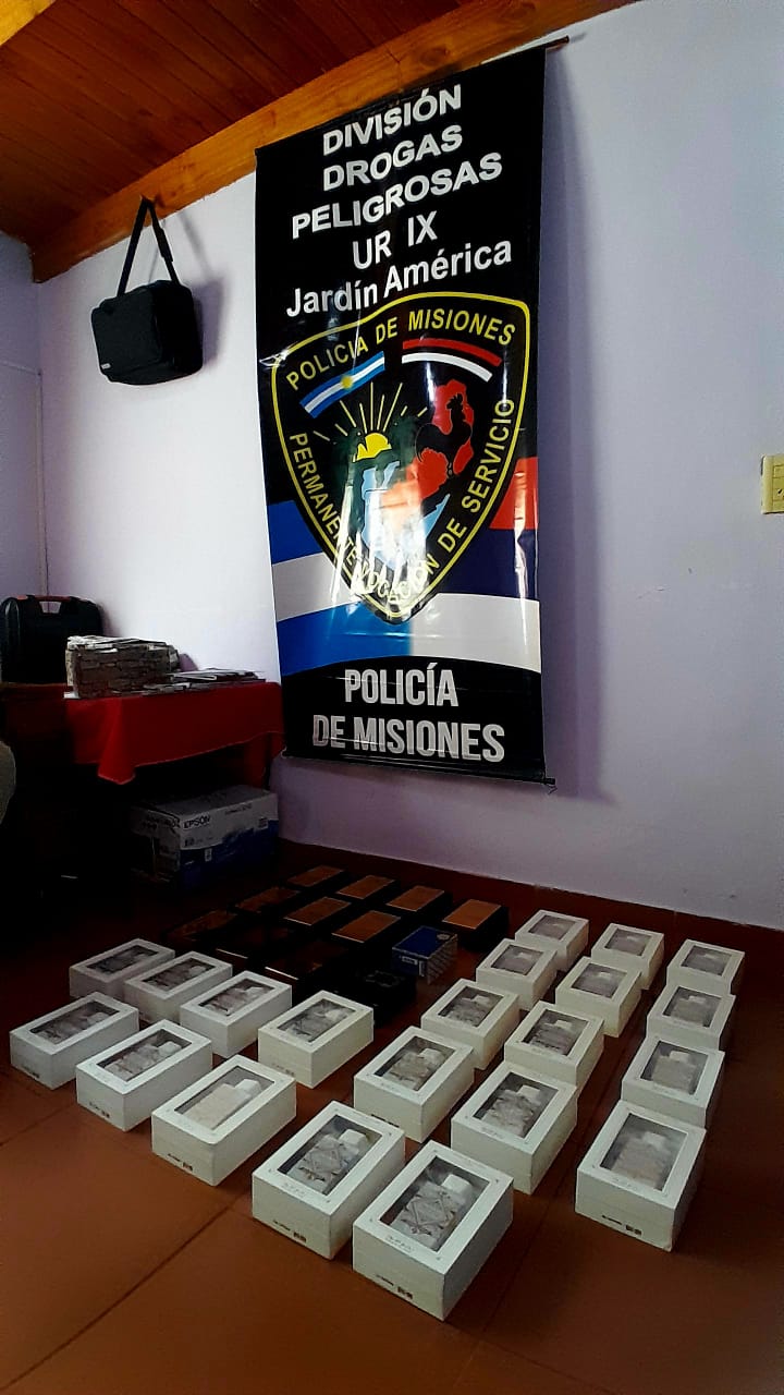 Policías secuestraron 55 millones de pesos en contrabando en Jardín América imagen-8