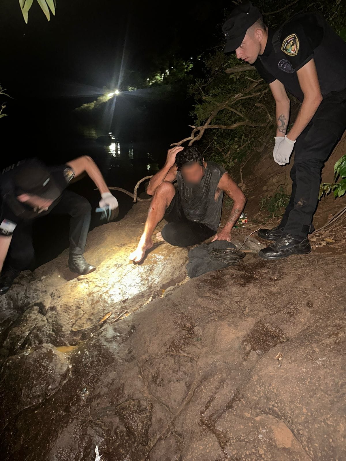 Policías salvaron a un hombre que cayó desde un barranco al río Uruguay imagen-2