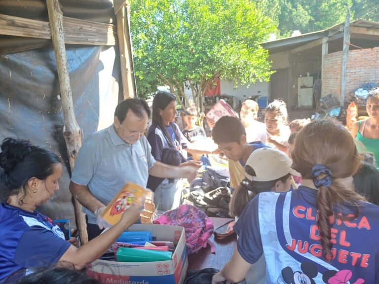 "Clínica del Juguete" comenzó reparto de útiles escolares, mochilas, zapatillas y ropa de gimnasia imagen-24