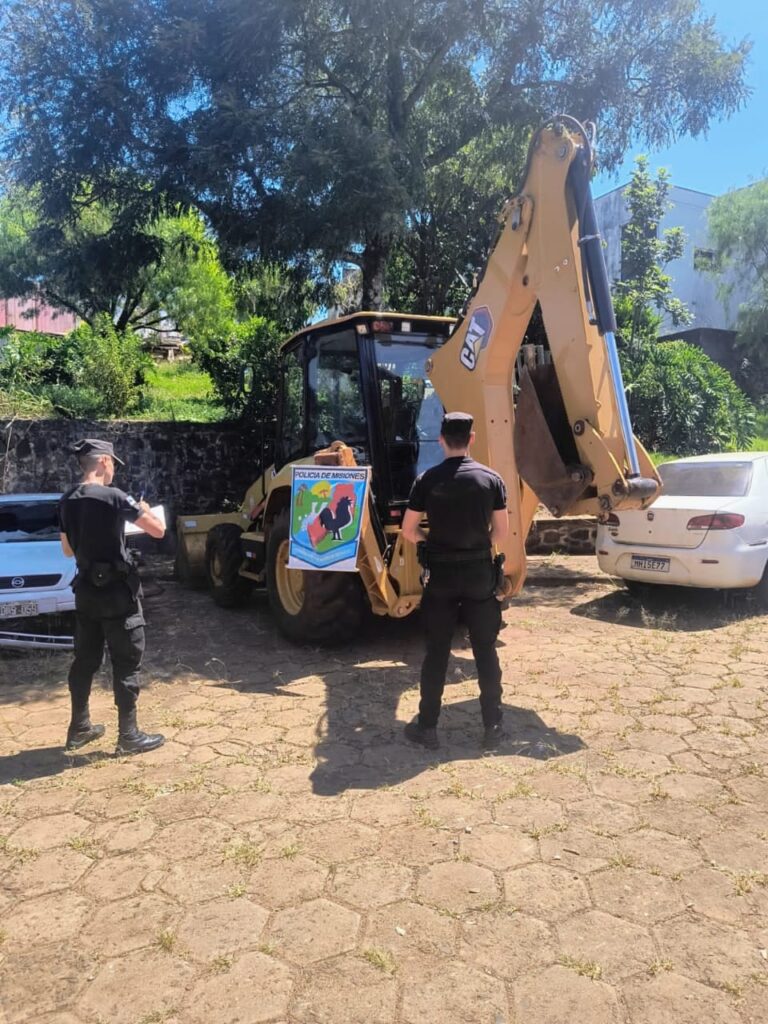 La Policía de Misiones recuperó una retroexcavadora robada tras un operativo internacional en la frontera imagen-11