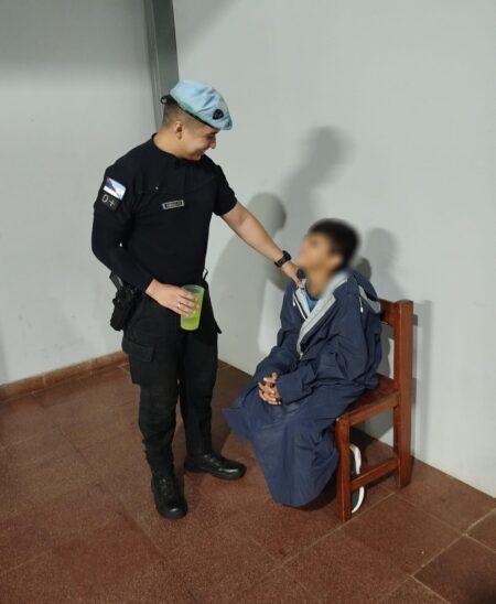 Policías resguardaron a un niño que deambulaba bajo la lluvia en la Plaza 9 de Julio, su familia lo buscaba desde el día anterior imagen-4