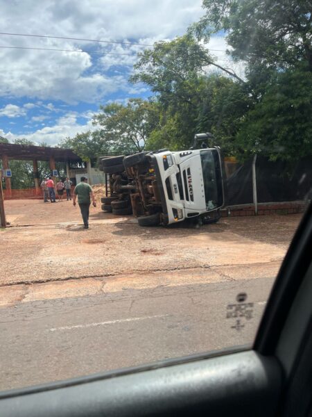 Camión de gran porte volcó con su carga de arena en ex estación de servicio de Posadas imagen-4