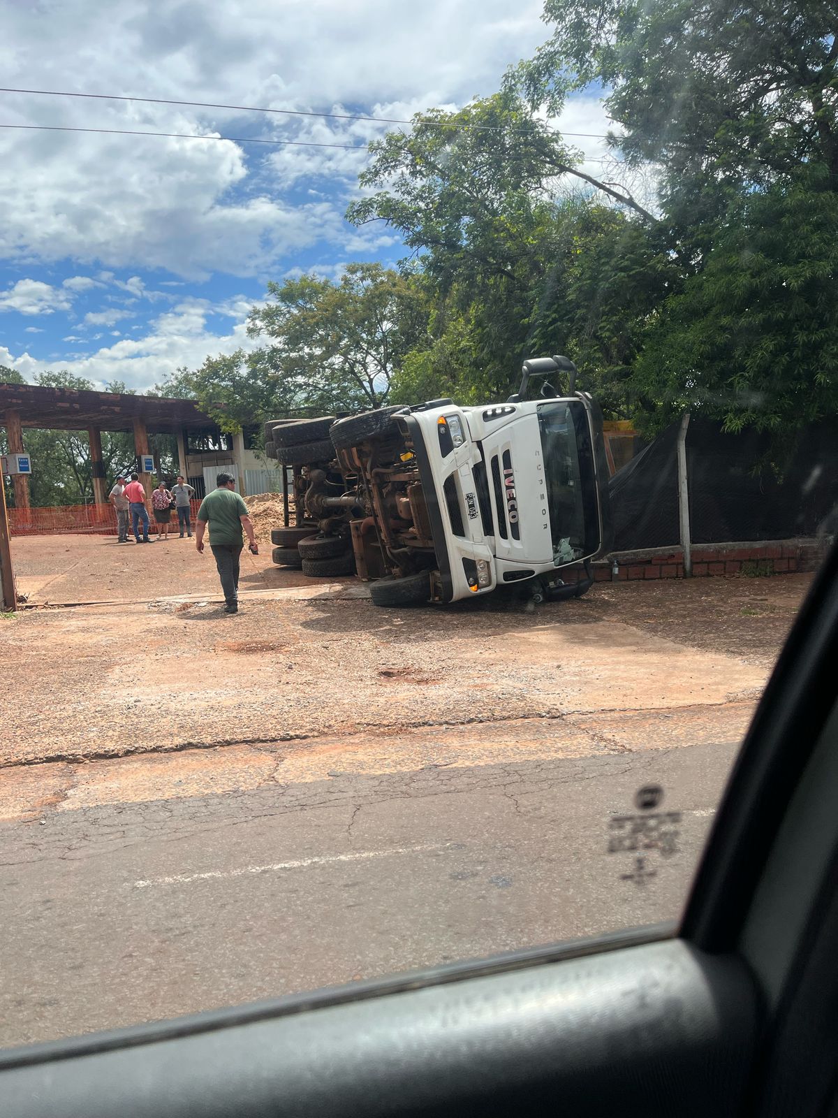 Camión de gran porte volcó con su carga de arena en ex estación de servicio de Posadas imagen-8