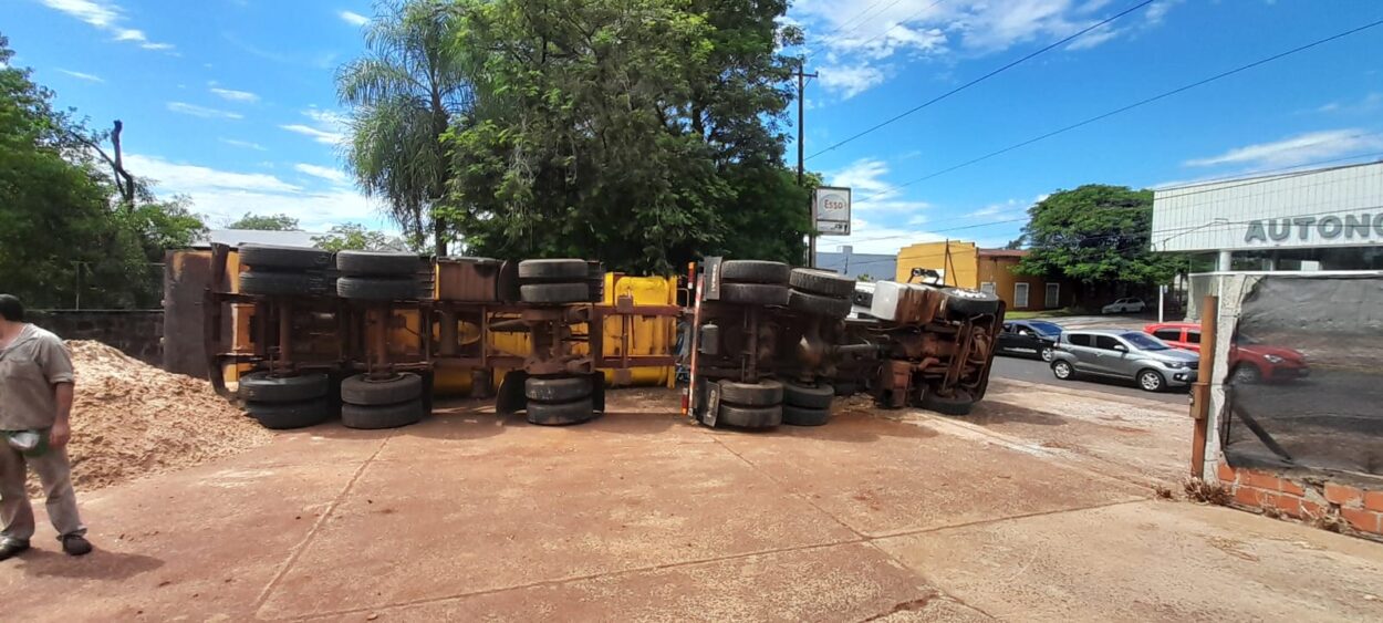 Camión de gran porte volcó con su carga de arena en ex estación de servicio de Posadas imagen-6