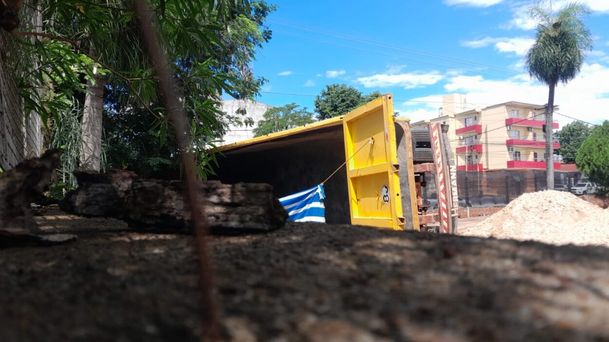 Camión de gran porte volcó con su carga de arena en ex estación de servicio de Posadas imagen-2