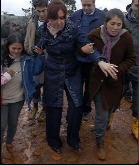 Cristina Kirchner criticó a Milei porque no viajó a Bahía Blanca y recordó su presencia en San Pedro tras el feroz tornado de 2009 imagen-2