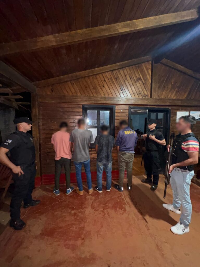 La Policía de Misiones capturó a los cuatro prófugos por el homicidio de Cristian Esteban Aguiar La Policía de Misiones capturó a los cuatro prófugos por el homicidio de Cristian Esteban Aguiar imagen-28