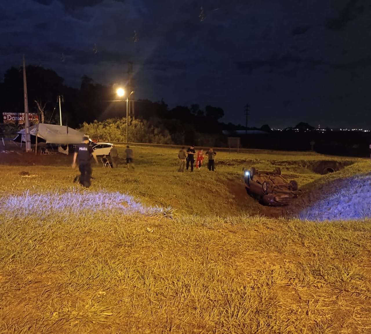 Un auto despistó y volcó en Guaraní imagen-2