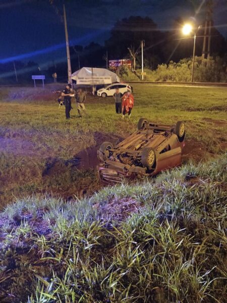 Un auto despistó y volcó en Guaraní imagen-7