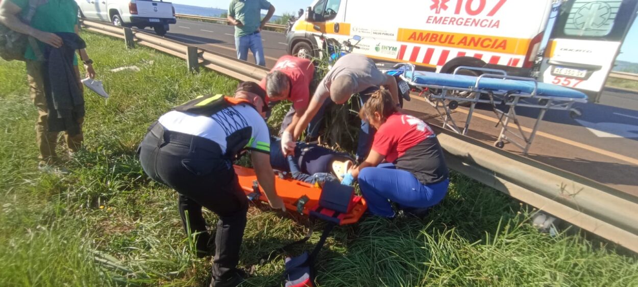 Senador Arce asistió a jóvenes lesionados que despistaron con la moto imagen-4