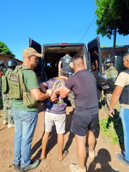 Negociadores de la Policía arrestaron a un hombre atrincherado con armas y bombas molotov imagen-13