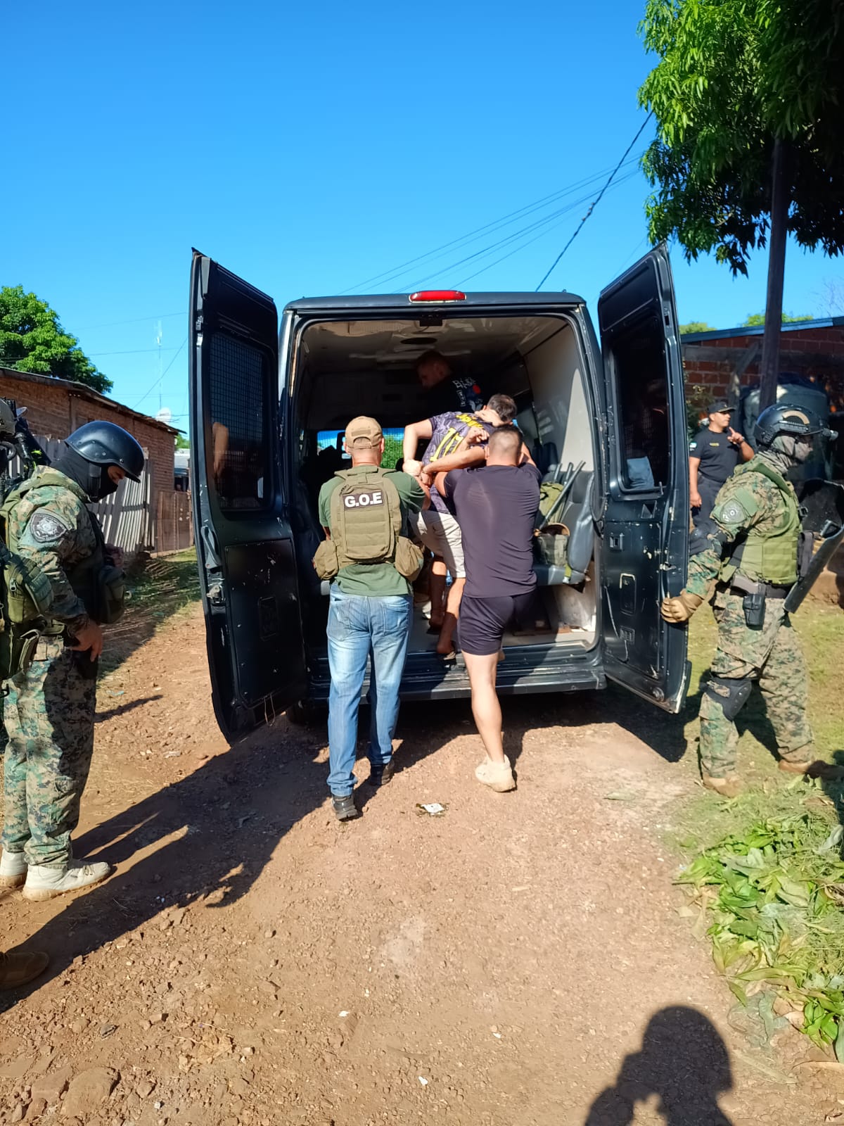 Negociadores de la Policía arrestaron a un hombre atrincherado con armas y bombas molotov imagen-6