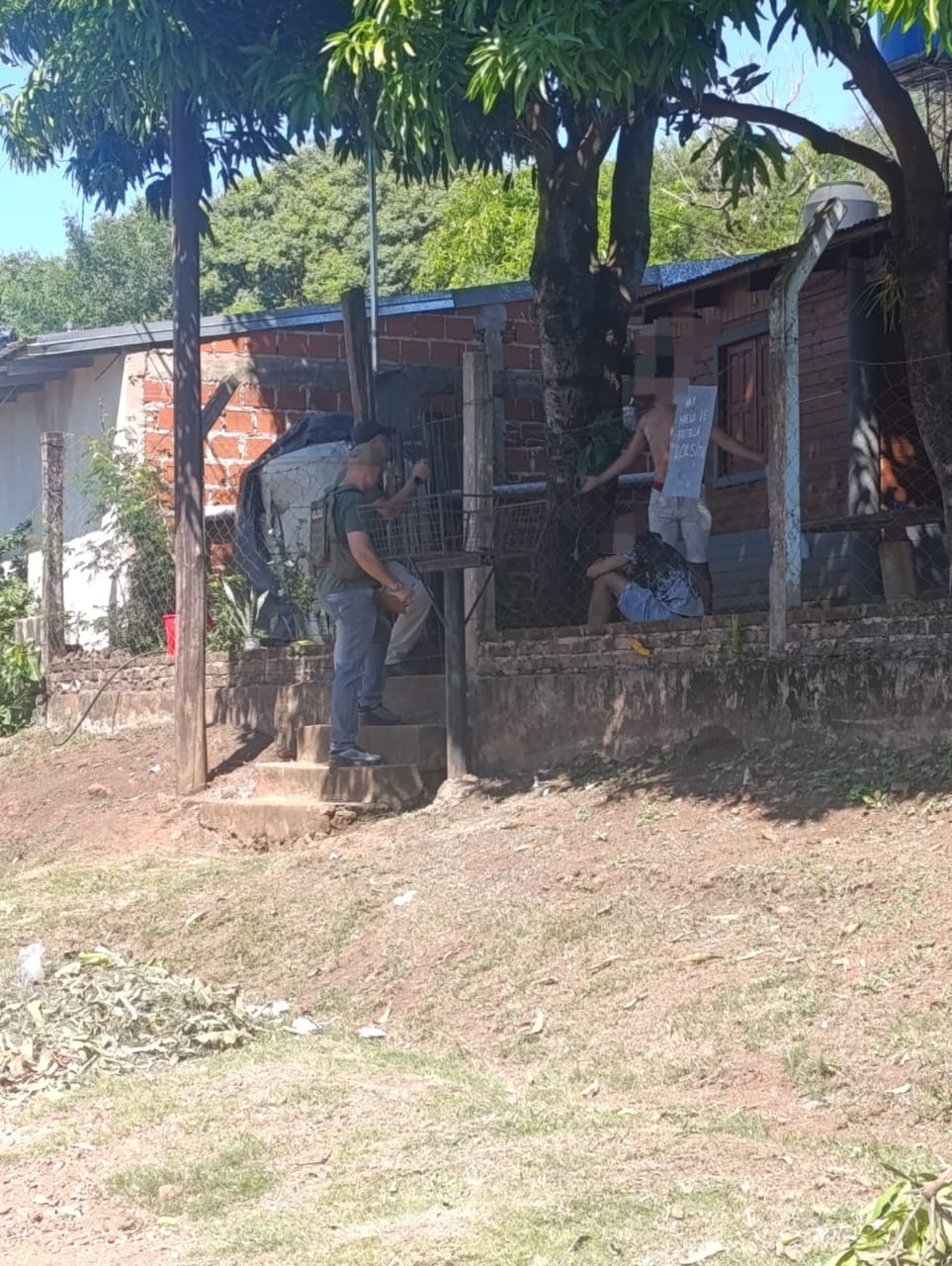 Negociadores de la Policía arrestaron a un hombre atrincherado con armas y bombas molotov imagen-10