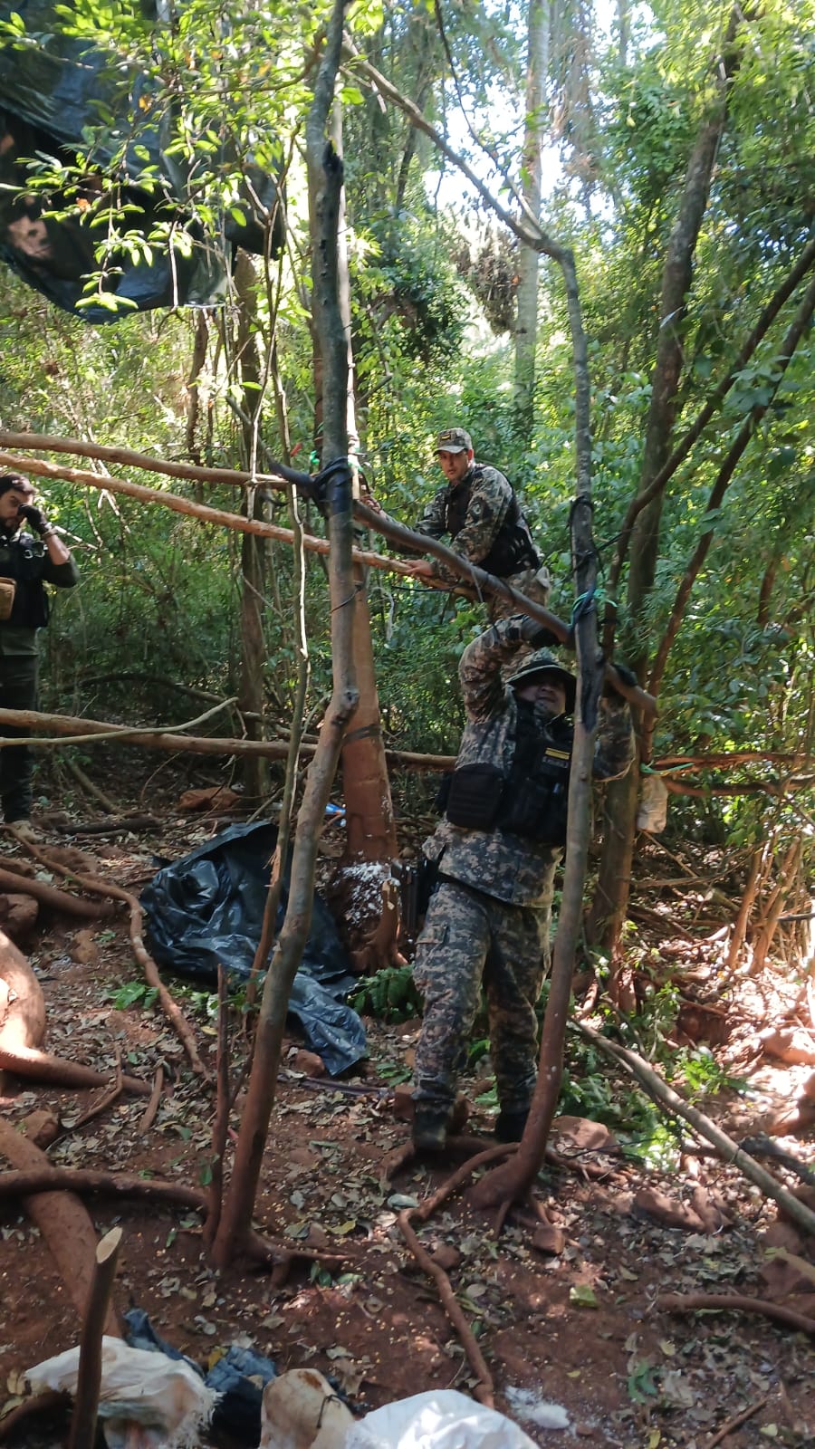 Policías ambientales desmantelaron dos campamentos ilegales de caza furtiva imagen-6