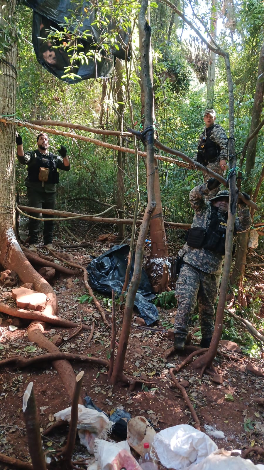 Policías ambientales desmantelaron dos campamentos ilegales de caza furtiva imagen-12