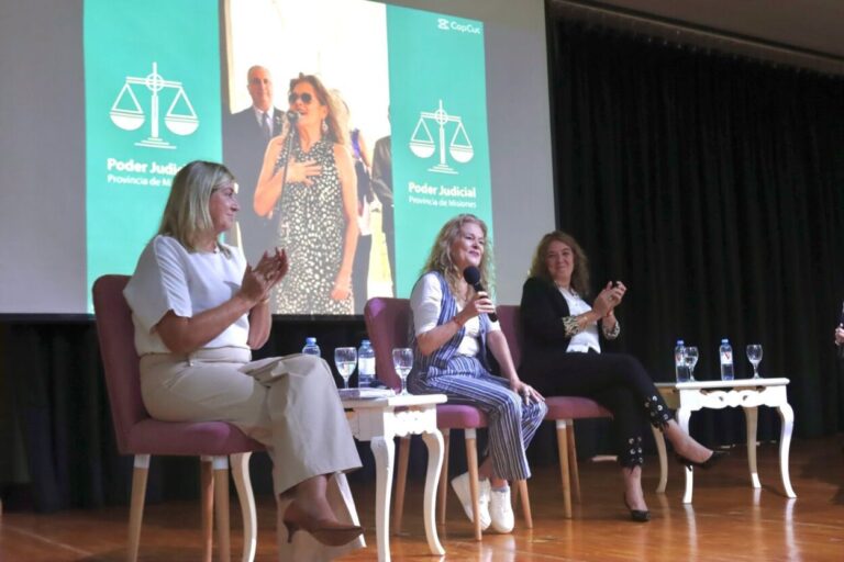 Mujeres de Ley, conversatorio en Oberá: "Cualquiera puede ser poderosa, deben ser conscientes de eso", dijo la Titular del STJ imagen-13