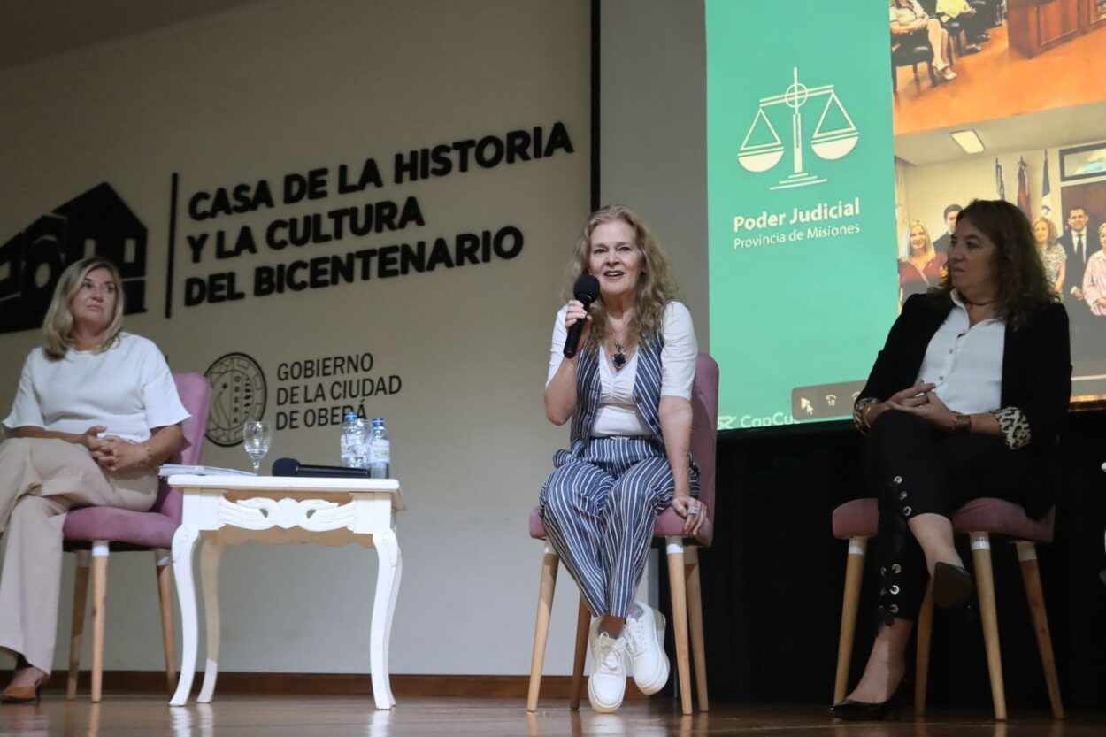 Mujeres de Ley, conversatorio en Oberá: "Cualquiera puede ser poderosa, deben ser conscientes de eso", dijo la Titular del STJ imagen-10