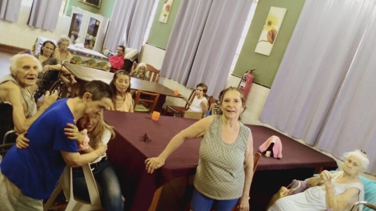 Llevan amor, contención a los adultos mayores imagen-23