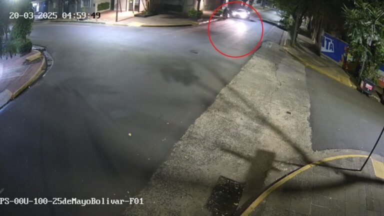 «Me quedé sin nafta»: Cámaras del 911 frustraron el robo de una motocicleta en Posadas "Me quedé sin nafta": Cámaras del 911 frustraron el robo de una motocicleta en Posadas imagen-9