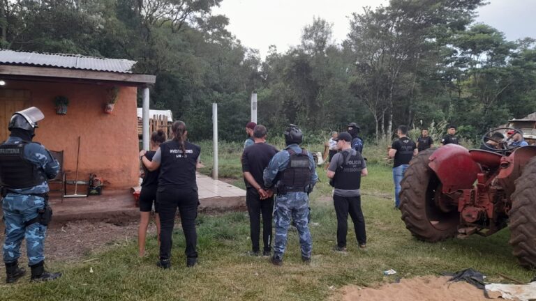 Allanamiento policial en Panambí: Una pareja detenida con más de $6 millones en cocaína y armas imagen-37