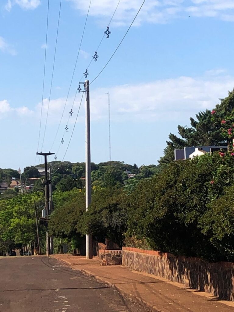 Avanza construcción de nueva línea que mejora el servicio en nueve barrios de Apóstoles imagen-3