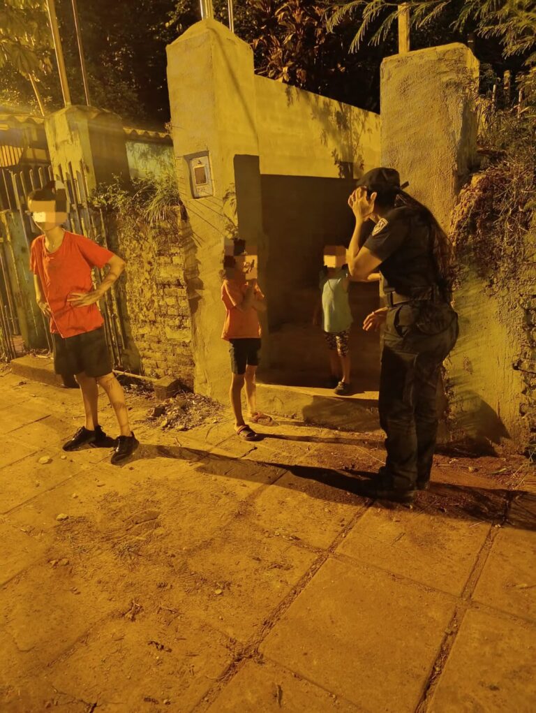 Tras el aviso de vecinos, policías resguardaron a tres niños que estaban solos en su casa imagen-46