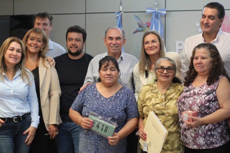 “Regularizando Mi Propiedad”: Familias de la CH 31 accedieron al boleto de compraventa de sus lotes imagen-50