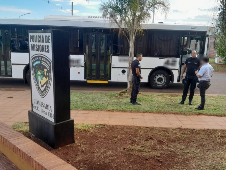 Terminó su recorrido y halló a una adolescente descompuesta, la llevo en el colectivo hasta la Comisaría imagen-28