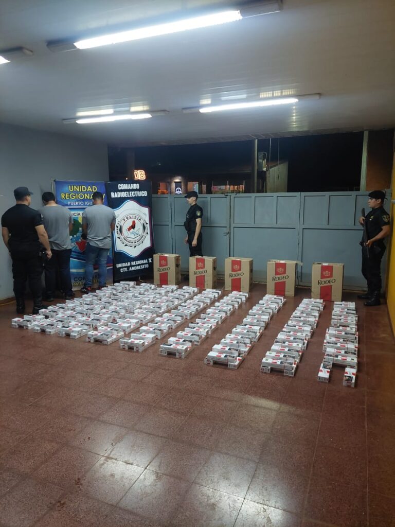 Comandante Andresito: Policías interceptaron un vehículo en fuga que estaba cargado con cigarrillos de contrabando imagen-22