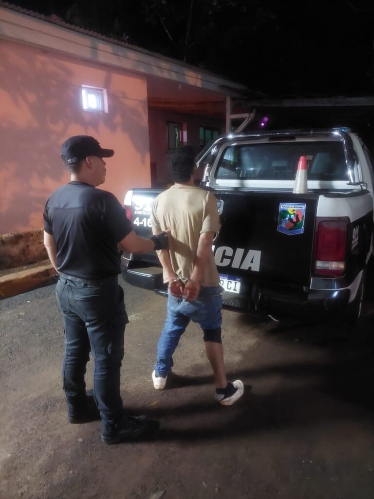 En Eldorado detuvieron a un hombre tras intentar robar un vehículo y agredir a los agentes con un machete imagen-50