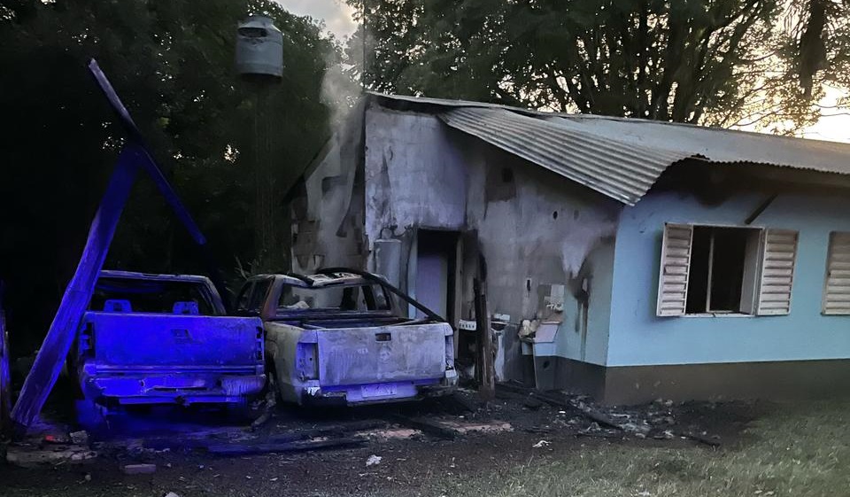 Accidente en el destacamento de guardaparques de Puerto Iguazú: “El fuego se propagó rápidamente debido a un cortocircuito en el vehiculo oficial" confirmaron imagen-7