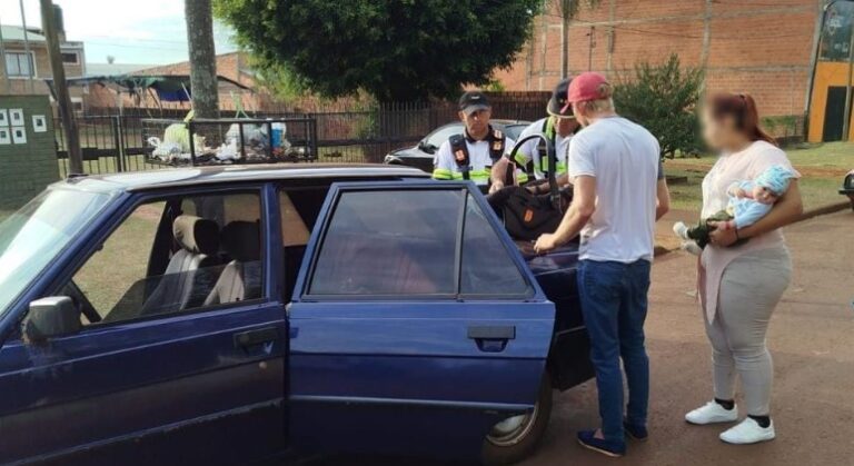 Policías asistieron a una familia en un operativo vial instalándoles el sistema de retención infantil imagen-17