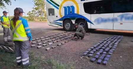 Un ómnibus que salió de San Vicente con destino a Buenos Aires llevaba ocultos casi 200 celulares imagen-4