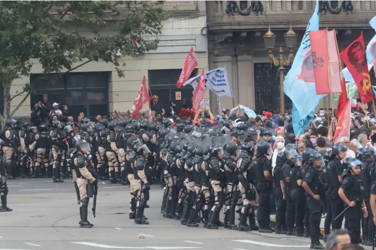 Las fotos de la represión a la marcha de jubilados e hinchas en el Congreso imagen-6