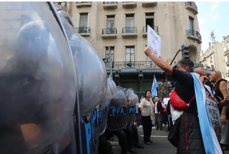 Las fotos de la represión a la marcha de jubilados e hinchas en el Congreso imagen-2