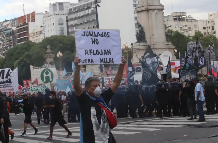 Las fotos de la represión a la marcha de jubilados e hinchas en el Congreso imagen-4