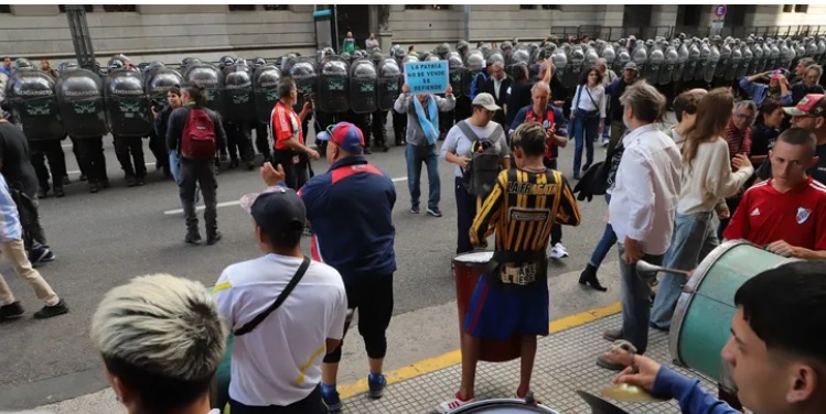 Las fotos de la represión a la marcha de jubilados e hinchas en el Congreso imagen-8