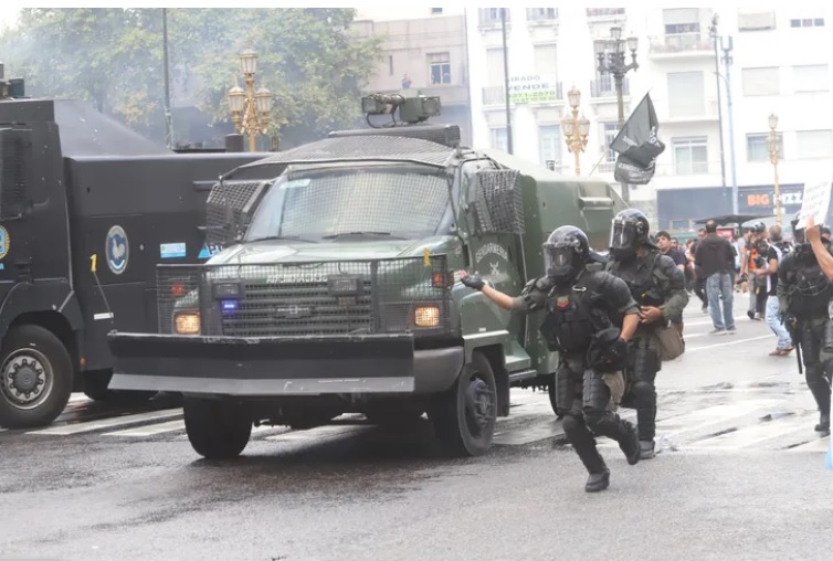 Las fotos de la represión a la marcha de jubilados e hinchas en el Congreso imagen-12