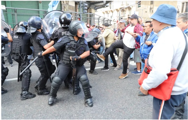 Las fotos de la represión a la marcha de jubilados e hinchas en el Congreso imagen-10