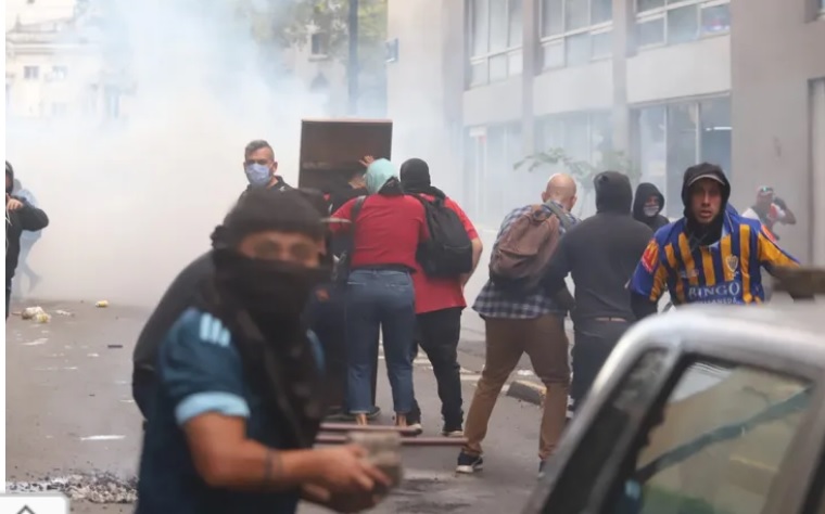 Las fotos de la represión a la marcha de jubilados e hinchas en el Congreso imagen-16