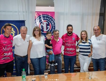 Fútbol Posadeño: Estudio Galeano presentó la camiseta para su debut en Primera "A" imagen-2