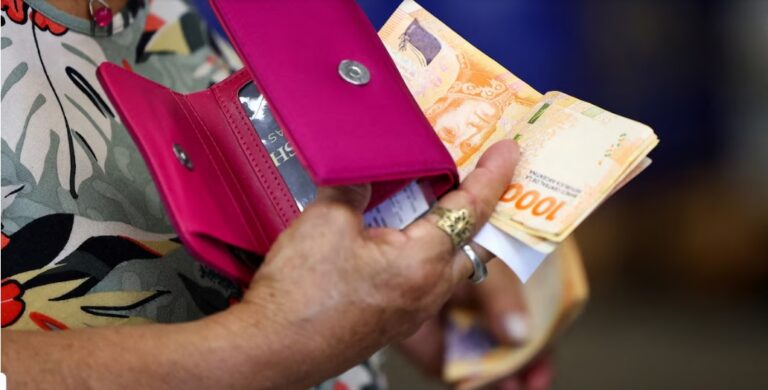 A pesar de la apertura del cepo, para las consultoras la inflación desaceleró en abril y fue menor al 3,7% de marzo imagen-45