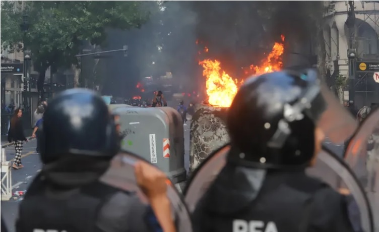 Las fotos de la represión a la marcha de jubilados e hinchas en el Congreso imagen-22