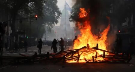 Las fotos de la represión a la marcha de jubilados e hinchas en el Congreso imagen-9