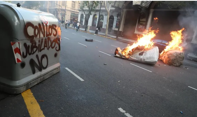 Las fotos de la represión a la marcha de jubilados e hinchas en el Congreso imagen-18